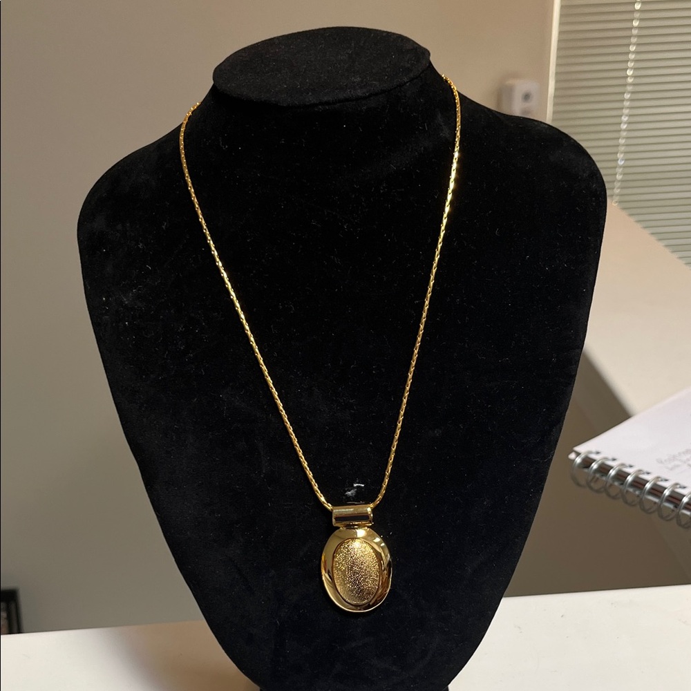 Elegant Gold Pendant Necklace